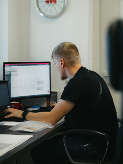 Mitarbeiter bei der Hauptuntersuchung